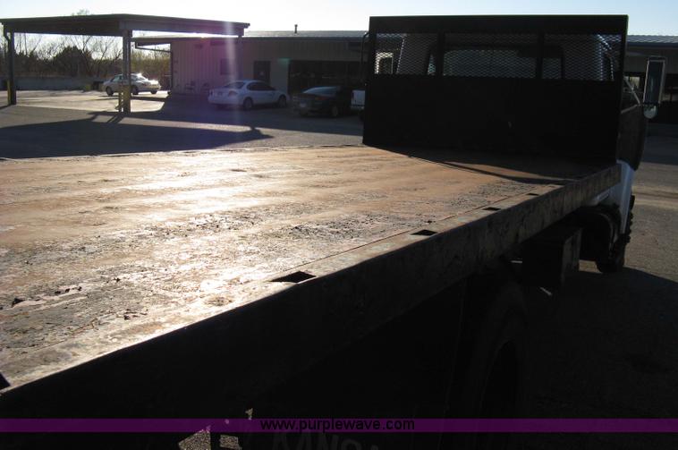 image for item 8063 1990 International 4700 flatbed truck