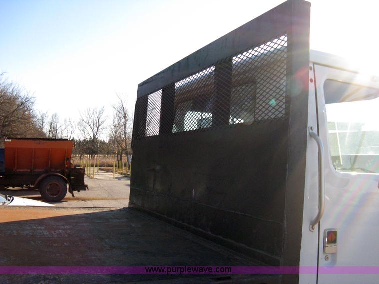 image for item 8063 1990 International 4700 flatbed truck