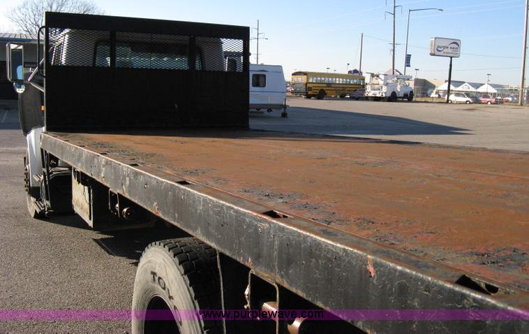 image for item 8063 1990 International 4700 flatbed truck