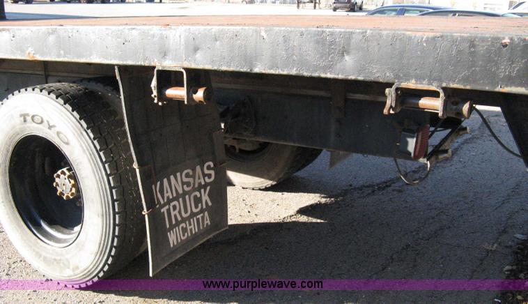 image for item 8063 1990 International 4700 flatbed truck