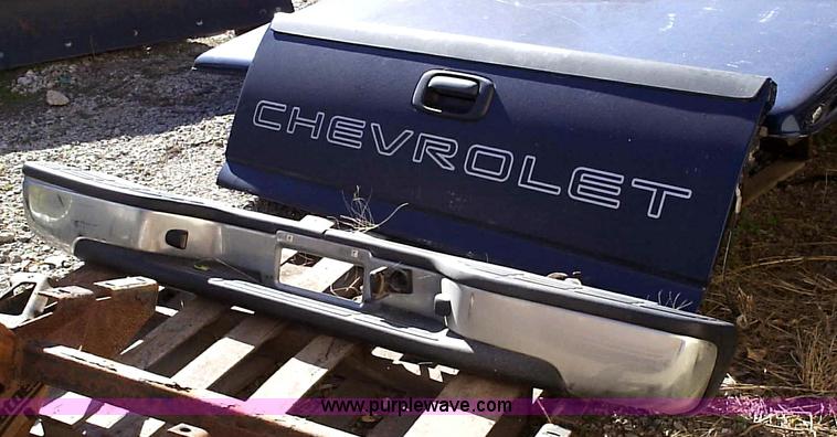 image for item 1009 Fiberglass pickup bed cover with hardware