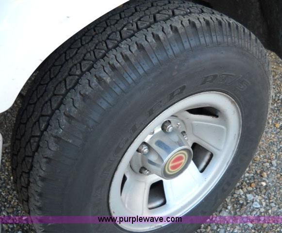 image for item 1687 1994 Ford F150 pickup truck