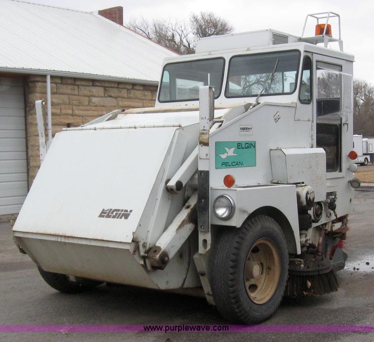 image for item 3050 1990 Elgin Pelican R160 street sweeper
