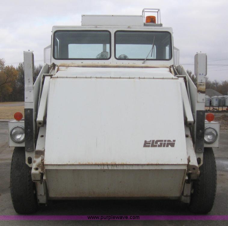 image for item 3050 1990 Elgin Pelican R160 street sweeper
