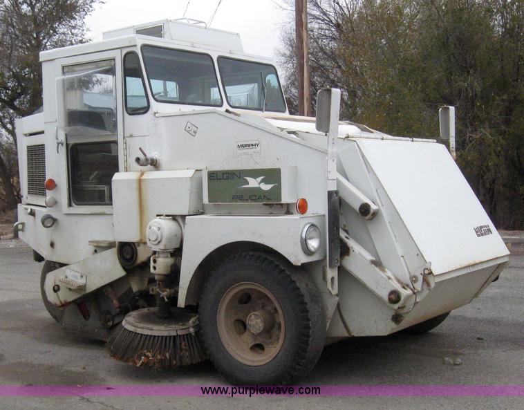 image for item 3050 1990 Elgin Pelican R160 street sweeper