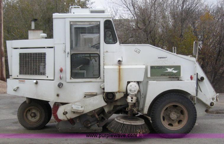 image for item 3050 1990 Elgin Pelican R160 street sweeper