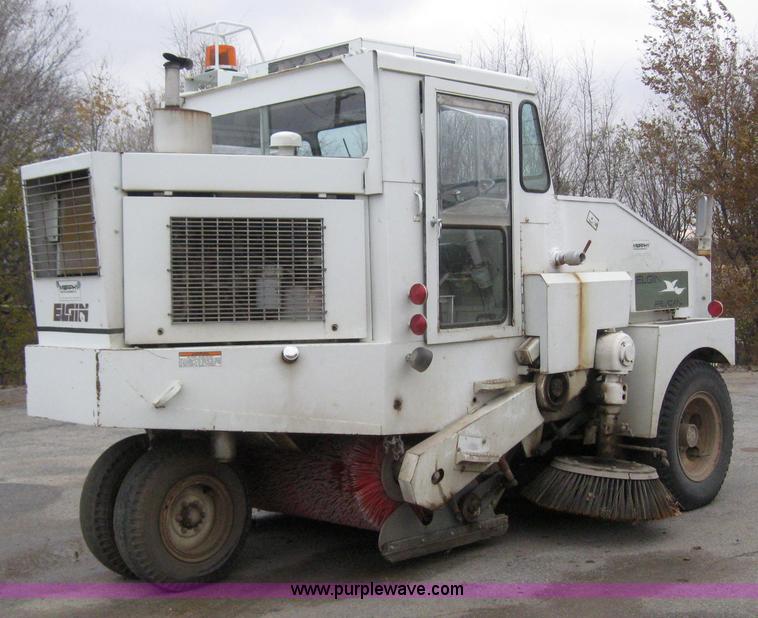 image for item 3050 1990 Elgin Pelican R160 street sweeper
