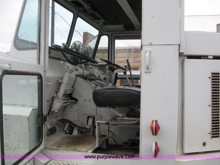 image for item 3050 1990 Elgin Pelican R160 street sweeper