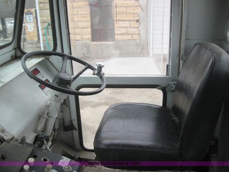 image for item 3050 1990 Elgin Pelican R160 street sweeper