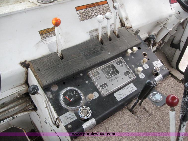 image for item 3050 1990 Elgin Pelican R160 street sweeper