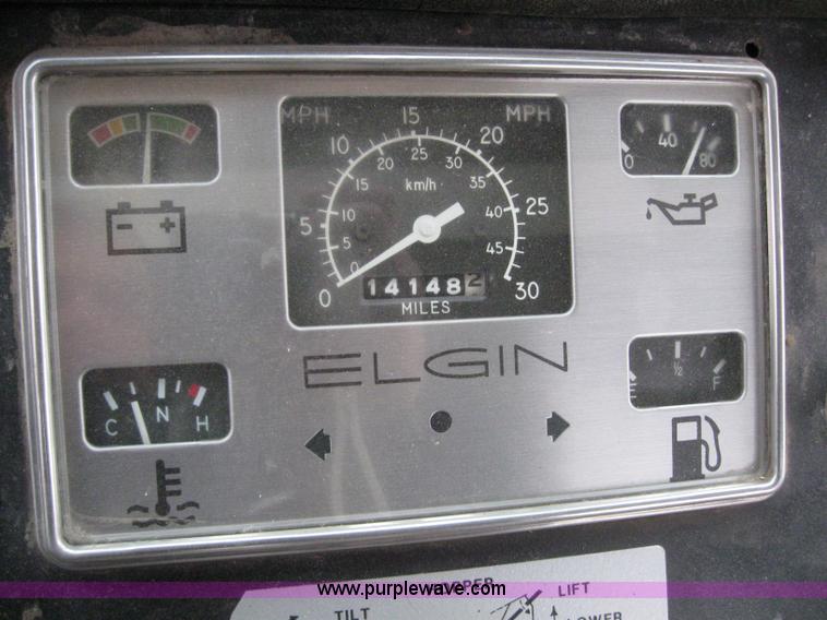 image for item 3050 1990 Elgin Pelican R160 street sweeper