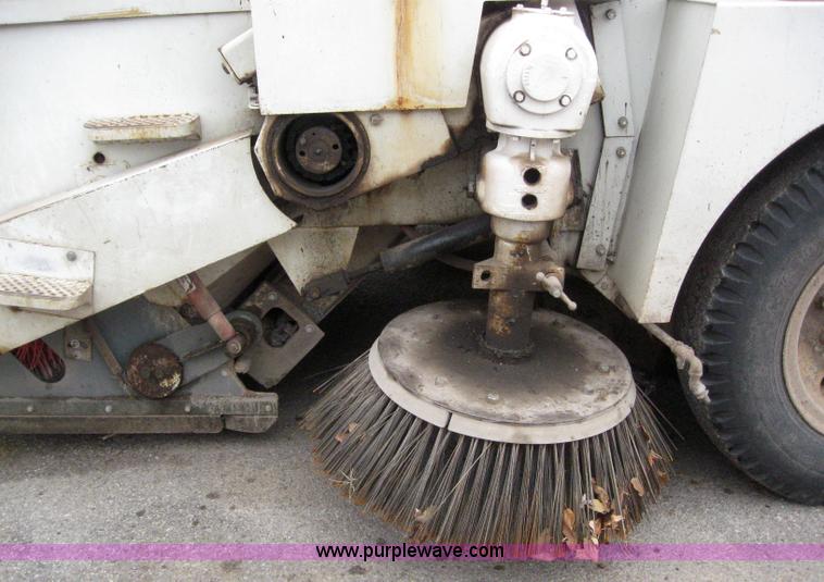 image for item 3050 1990 Elgin Pelican R160 street sweeper