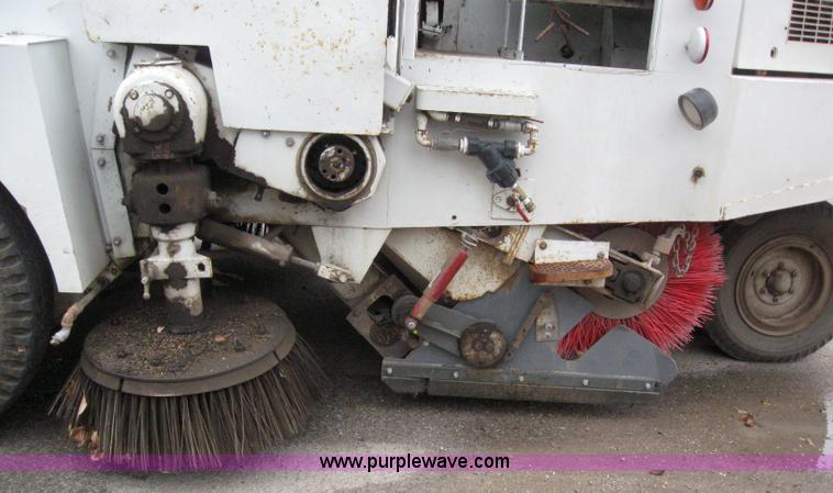 image for item 3050 1990 Elgin Pelican R160 street sweeper