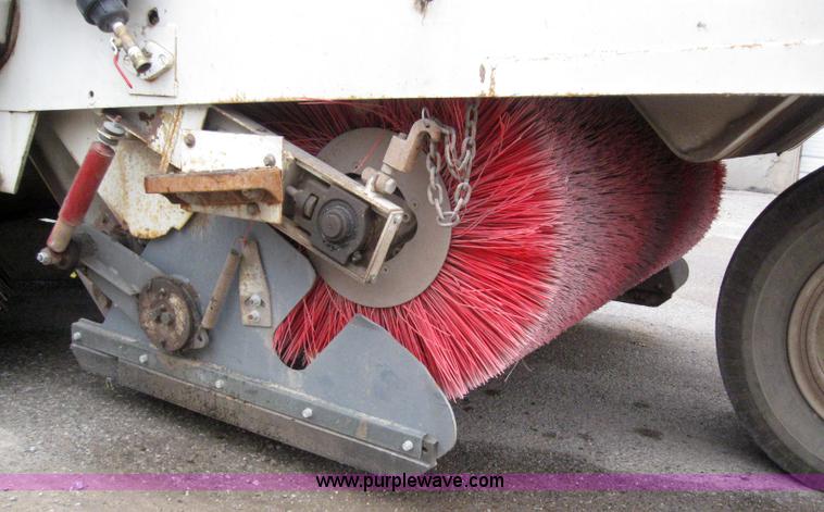 image for item 3050 1990 Elgin Pelican R160 street sweeper