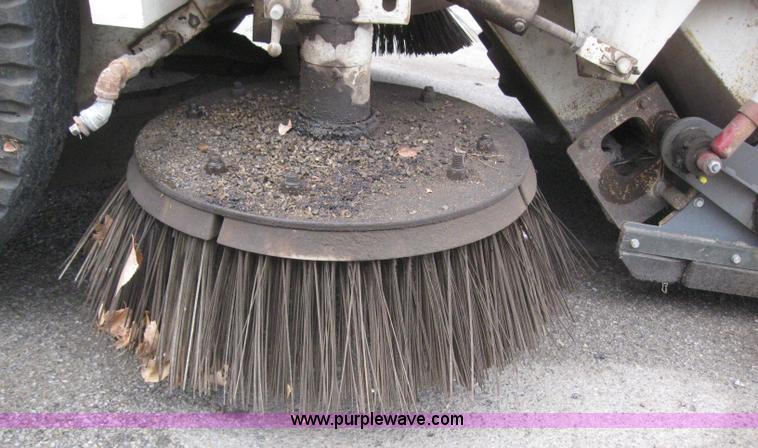 image for item 3050 1990 Elgin Pelican R160 street sweeper