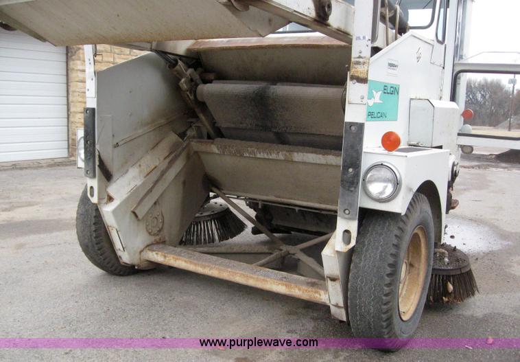 image for item 3050 1990 Elgin Pelican R160 street sweeper