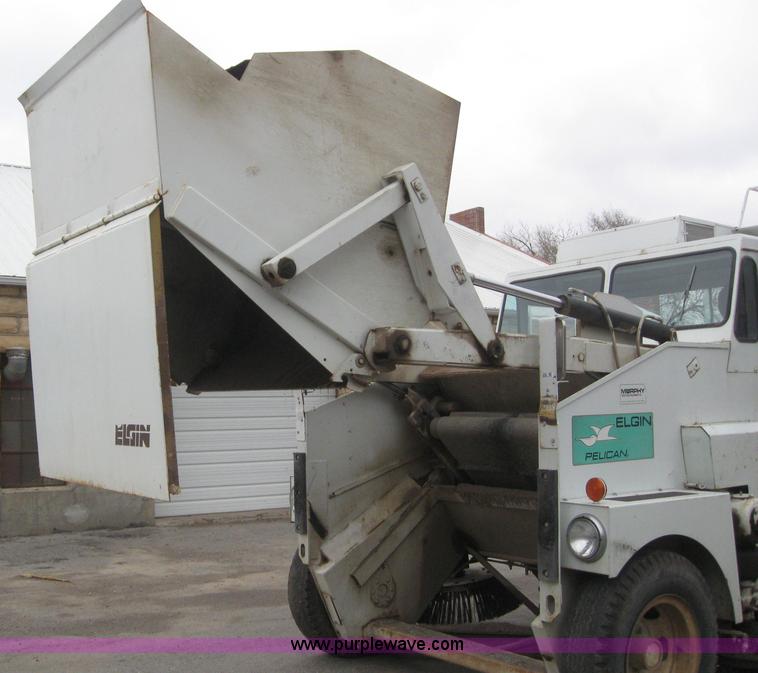 image for item 3050 1990 Elgin Pelican R160 street sweeper