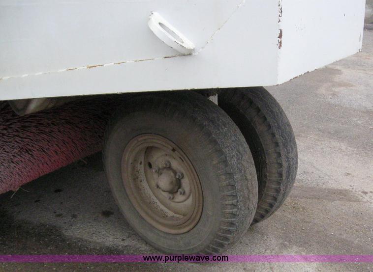 image for item 3050 1990 Elgin Pelican R160 street sweeper