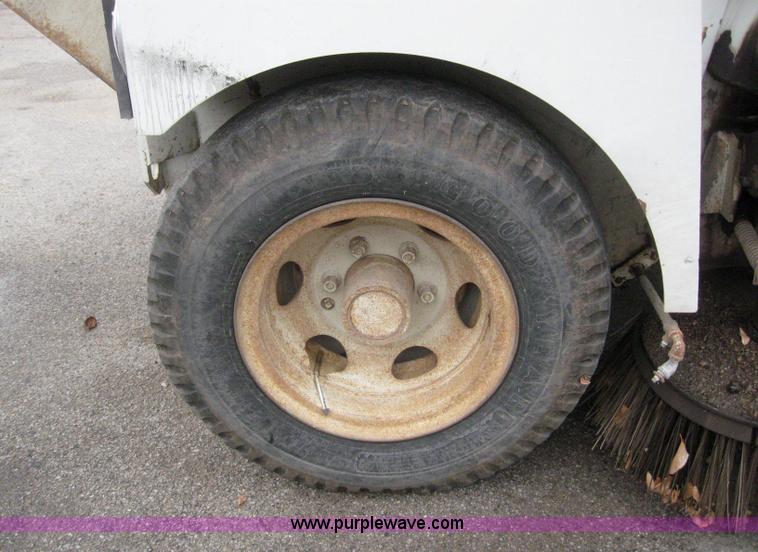 image for item 3050 1990 Elgin Pelican R160 street sweeper