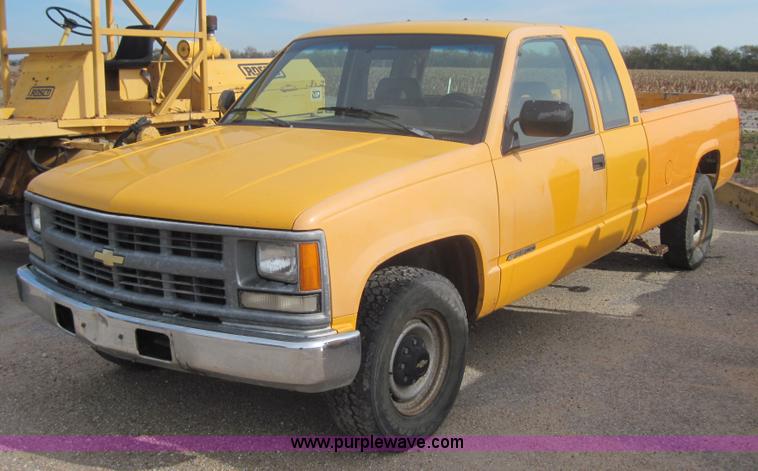 image for item 3155 1994 Chevrolet C2500 Cheyenne extended cap pickup truck