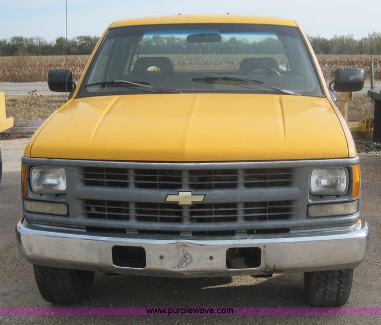 image for item 3155 1994 Chevrolet C2500 Cheyenne extended cap pickup truck