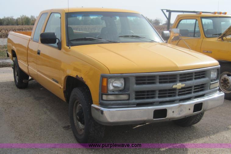 image for item 3155 1994 Chevrolet C2500 Cheyenne extended cap pickup truck