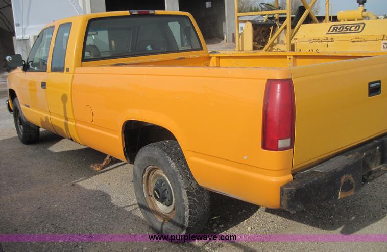 image for item 3155 1994 Chevrolet C2500 Cheyenne extended cap pickup truck