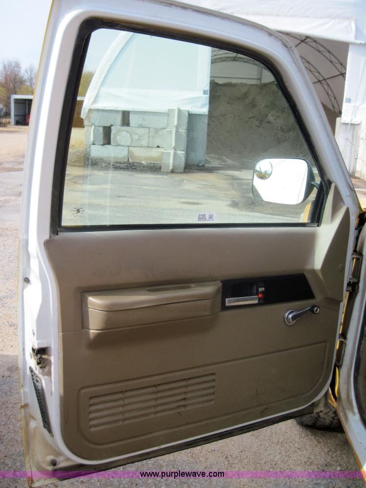 image for item 3155 1994 Chevrolet C2500 Cheyenne extended cap pickup truck