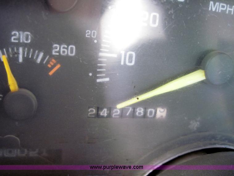 image for item 3155 1994 Chevrolet C2500 Cheyenne extended cap pickup truck