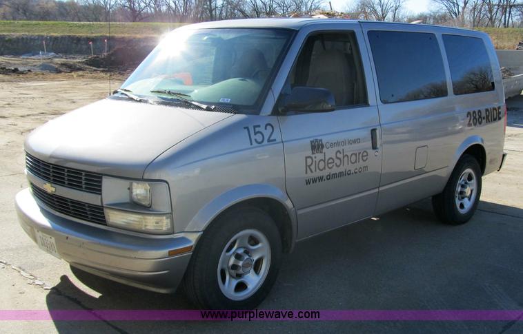 image for item 3588 2005 Chevrolet Astro six-passenger van