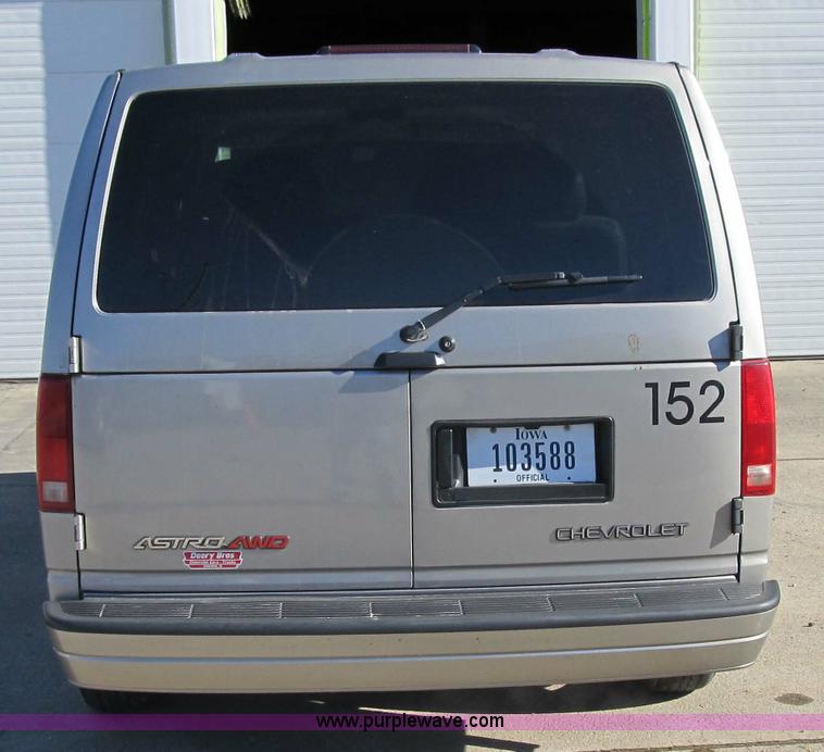 image for item 3588 2005 Chevrolet Astro six-passenger van