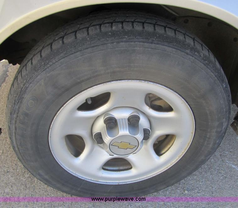 image for item 3588 2005 Chevrolet Astro six-passenger van