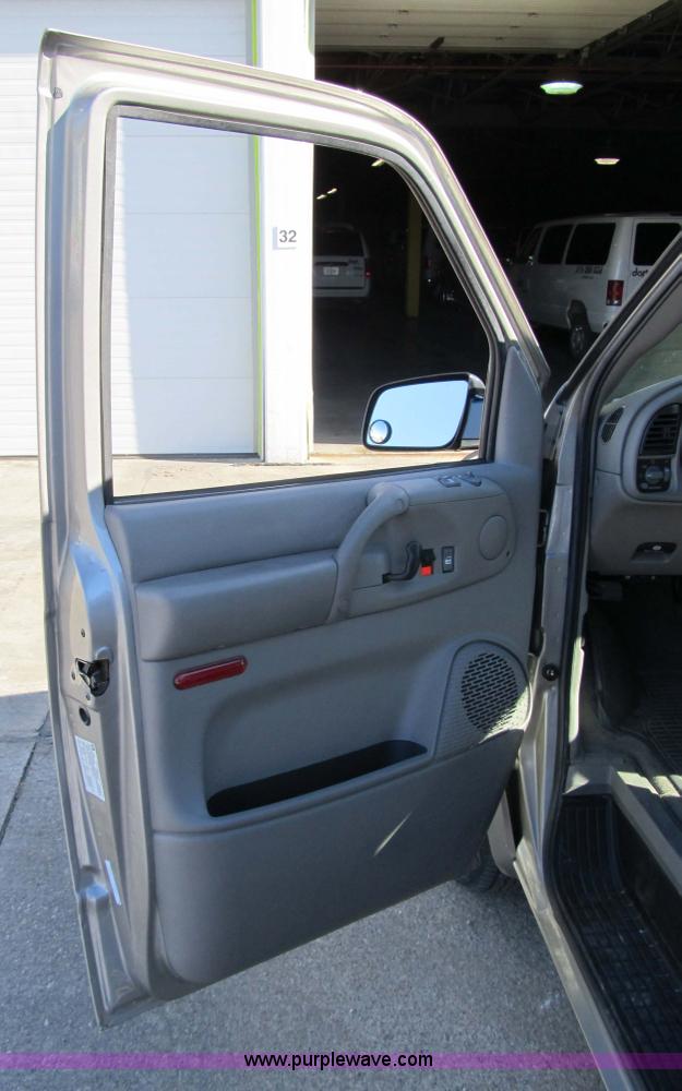 image for item 3588 2005 Chevrolet Astro six-passenger van