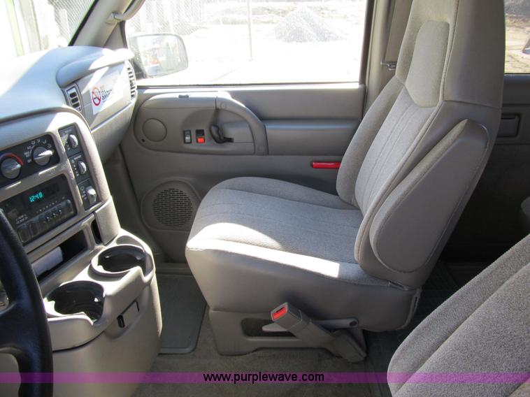 image for item 3588 2005 Chevrolet Astro six-passenger van