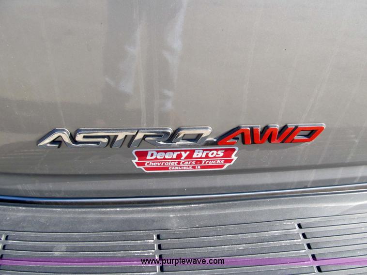 image for item 3588 2005 Chevrolet Astro six-passenger van