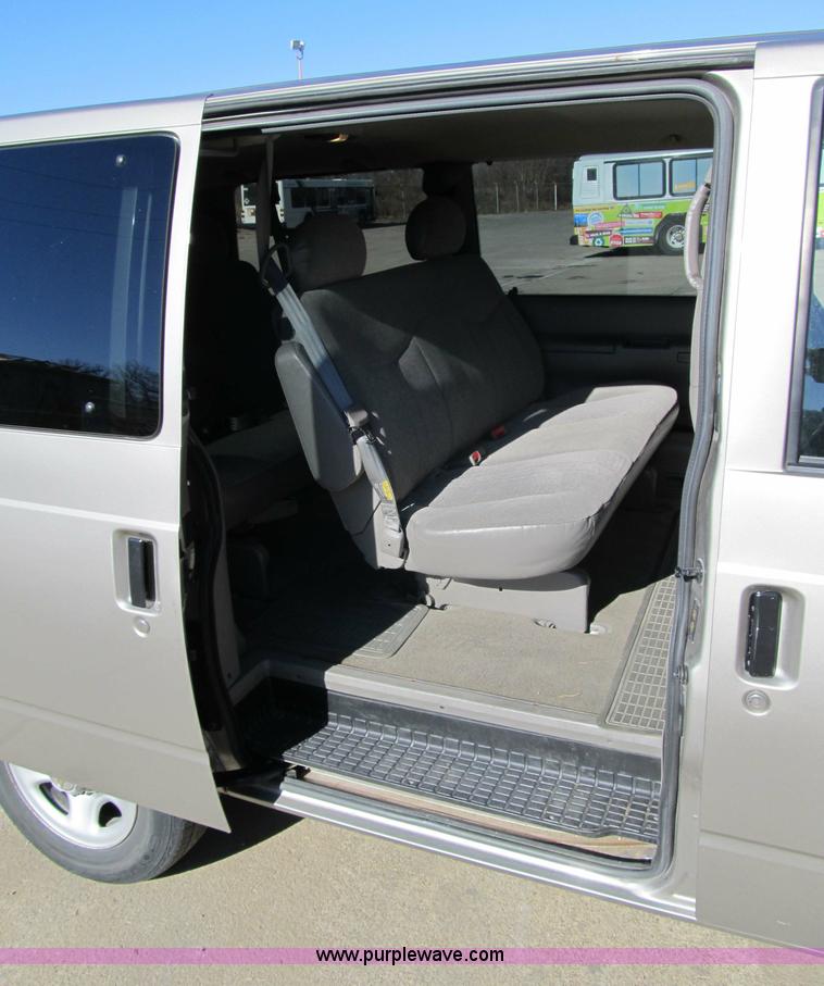 image for item 3588 2005 Chevrolet Astro six-passenger van