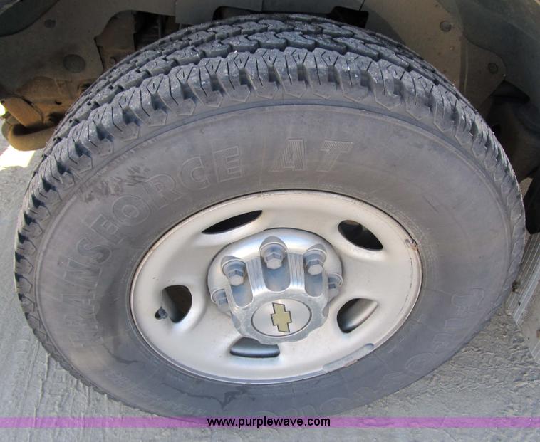 image for item 3589 2005 Chevrolet G3500 Express Stabiltrak van