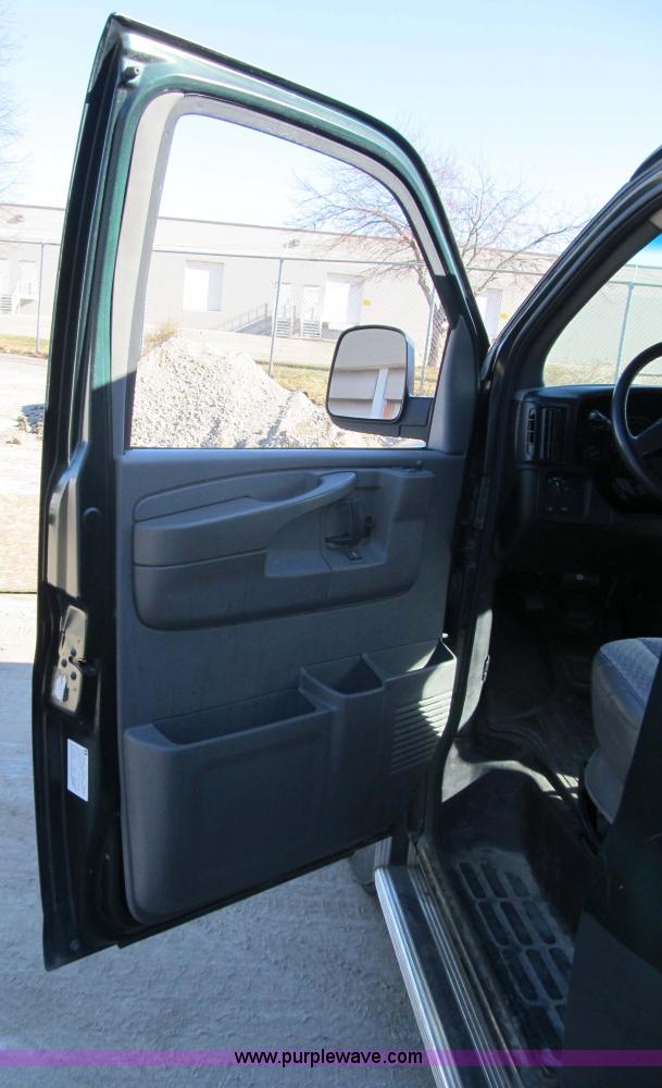 image for item 3589 2005 Chevrolet G3500 Express Stabiltrak van