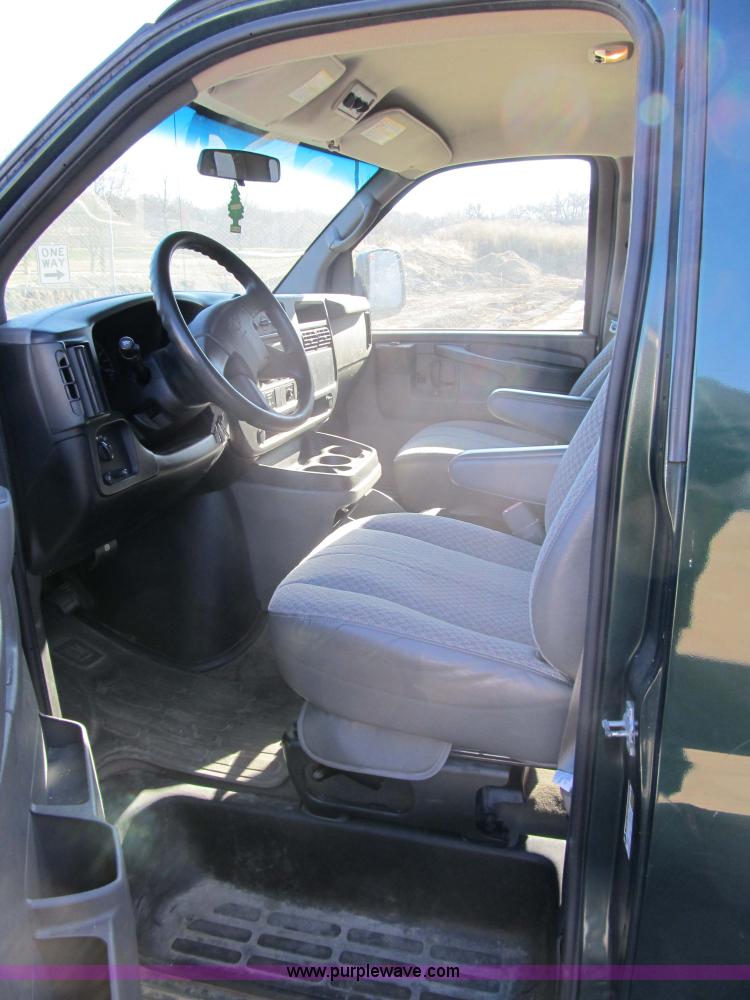 image for item 3589 2005 Chevrolet G3500 Express Stabiltrak van