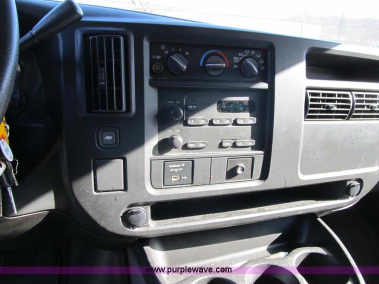 image for item 3589 2005 Chevrolet G3500 Express Stabiltrak van