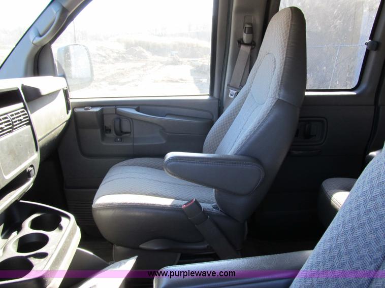 image for item 3589 2005 Chevrolet G3500 Express Stabiltrak van