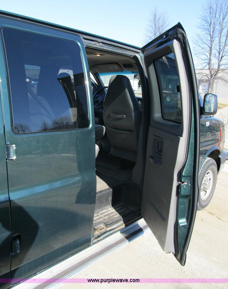 image for item 3589 2005 Chevrolet G3500 Express Stabiltrak van