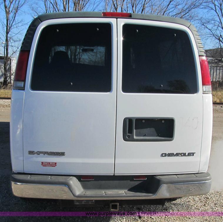 image for item 3590 2002 Chevrolet G3500 Express LS 12-passenger van