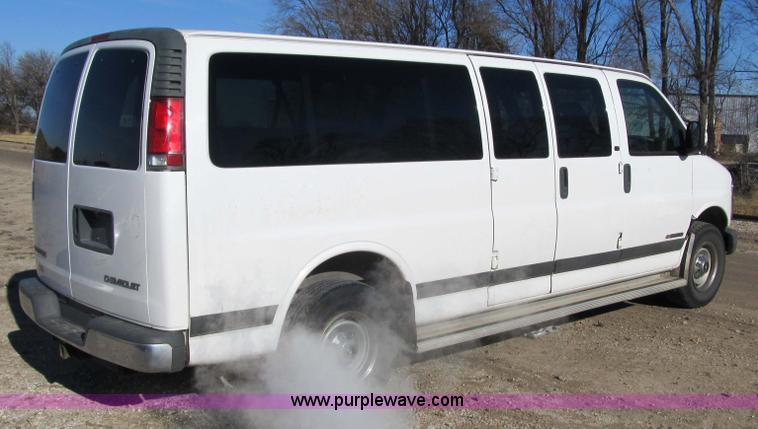 image for item 3590 2002 Chevrolet G3500 Express LS 12-passenger van
