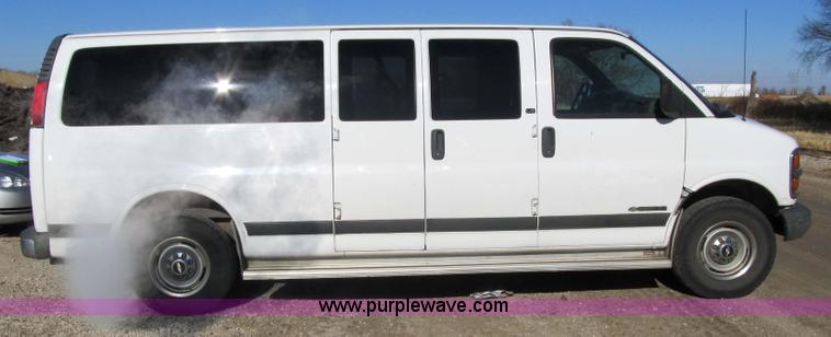 image for item 3590 2002 Chevrolet G3500 Express LS 12-passenger van