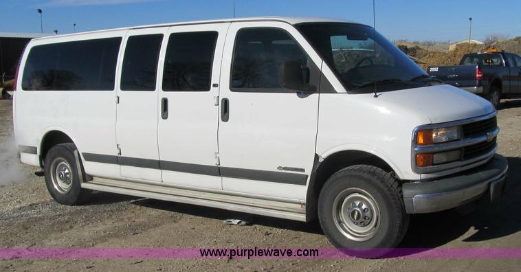 image for item 3590 2002 Chevrolet G3500 Express LS 12-passenger van