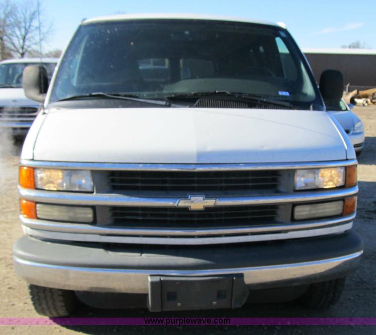 image for item 3590 2002 Chevrolet G3500 Express LS 12-passenger van