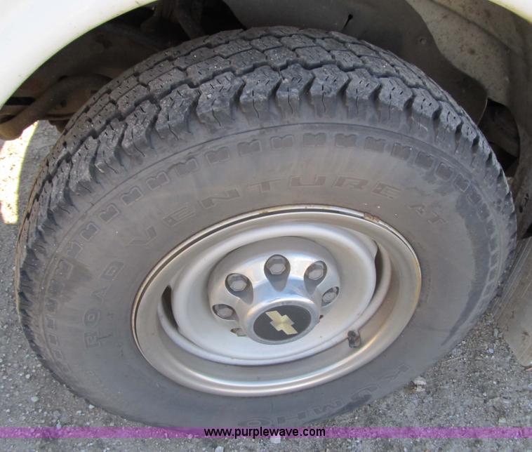 image for item 3590 2002 Chevrolet G3500 Express LS 12-passenger van