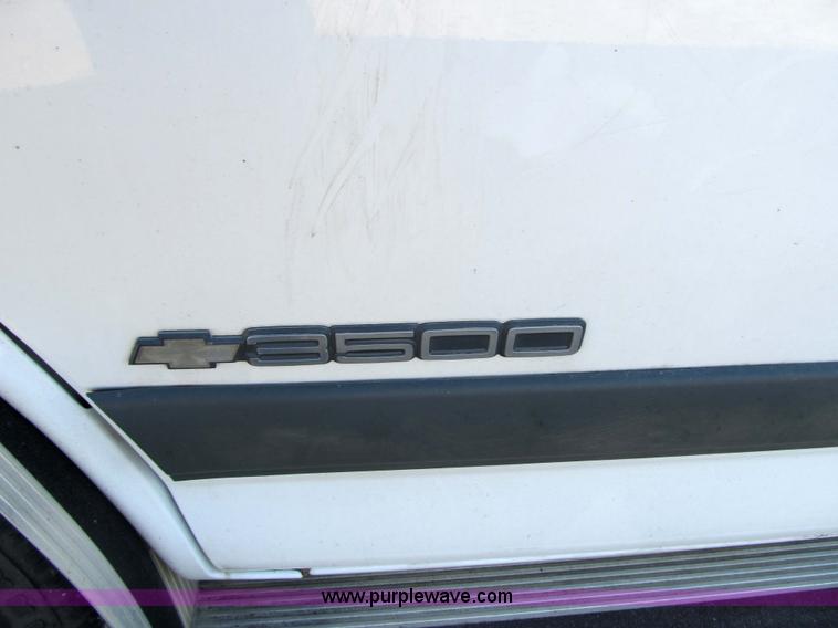 image for item 3590 2002 Chevrolet G3500 Express LS 12-passenger van