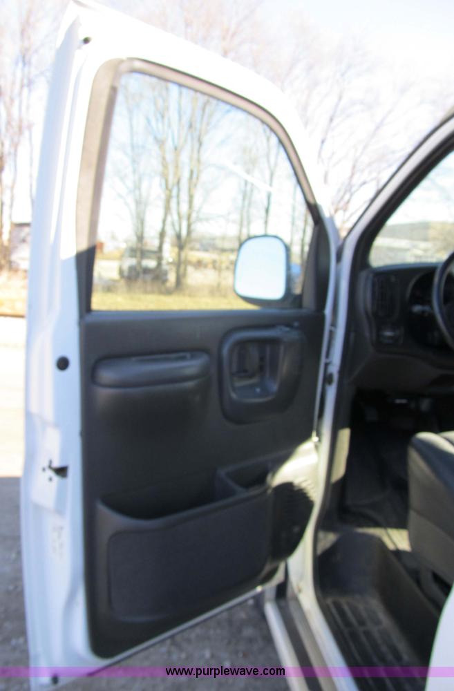 image for item 3590 2002 Chevrolet G3500 Express LS 12-passenger van